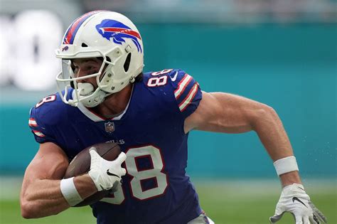 With the fantasy football playoffs in sight, a huge six-team bye is causing some major Week 14 start 'em, sit 'em questions. Vinnie Iyer is back to help you sort through the potential studs ...